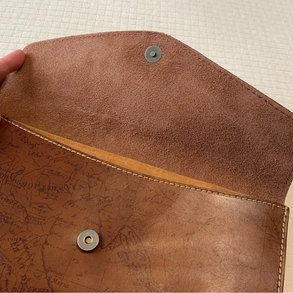 NWT Patricia Nash ‘Venezia Signature World Map’ leather clutch - Picture 3 of 16